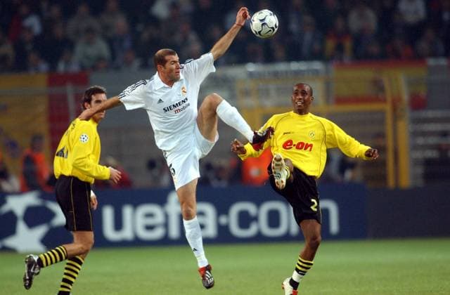 Zinedine Zidane (Real Madrid, Mitte) gegen Evanilson (BVB, re.) Fußball EC 1 Herren Champions League 2002 2003, Zwischenrunde, Borussia Dortmund - Real Madrid CF 1:1 Gruppe Dortmund Dynamik, Fußball EC 1 Herren Champions League 2002 2003, Zwischenrunde, Borussia Dortmund - Real Madrid CF 1:1 Gruppe Dortmund Dynamik,
