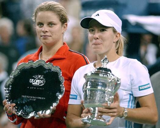 Tennis, US Open Damen Finale 2003, Justine Henin-Hardenne - Kim Clijsters Siegerin Justin Henin Hardenne (re.) und die Zweitplatzierte Kim Clijsters (beide Belgien) - (NYP2003090640) Tennis Damen US Open 2003, Grand Slam, WTA Tour Gruppe Flushing Meadow, Meadows New York, N Y, NY Tennis Damen US Open 2003, Grand Slam, WTA Tour Gruppe Flushing Meadow, Meadows New York, N Y, NY