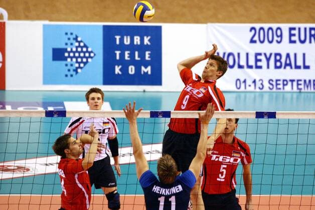 Stefan Hubner (Deutschland, o.) gegen Janne Heikkinen (Finnland, vorn) - Volleyball Länderspiel Herren Olympiaqualifikation 2008, Olympia Qualifikation, Nationalmannschaft, Nationaltrikot Gruppe Izmir Dynamik, Volleyball Länderspiel Herren Olympiaqualifikation 2008, Olympia Qualifikation, Nationalmannschaft, Nationaltrikot Gruppe Izmir Dynamik,
