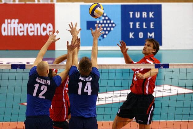 Christian Pampel (Deutschland, re.) gegen Olli Kunnari (li.) und Konstantin Shumov (beide Finnland) -  Volleyball Länderspiel Herren Olympiaqualifikation 2008, Olympia Qualifikation, Nationalmannschaft, Nationaltrikot Gruppe Izmir Dynamik, Volleyball Länderspiel Herren Olympiaqualifikation 2008, Olympia Qualifikation, Nationalmannschaft, Nationaltrikot Gruppe Izmir Dynamik,