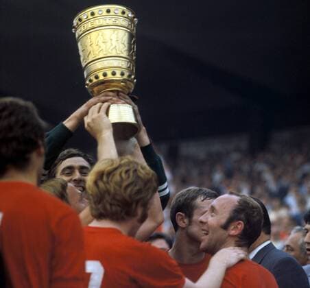 DFB Pokalsieger Offenbach - Torwart Karl Heinz Volz (hi.li.) jubelt mit dem Pott, daneben Horst Gecks (re.) Fußball Herren DFB Pokal 1969 1970, Pokalspiel, Finale, Endspiel, Pokalfinale, Pokalendspiel, OFC Gruppe Hannover Glück, Freude, Fußball Herren DFB Pokal 1969 1970, Pokalspiel, Finale, Endspiel, Pokalfinale, Pokalendspiel, OFC Gruppe Hannover Glück, Freude,