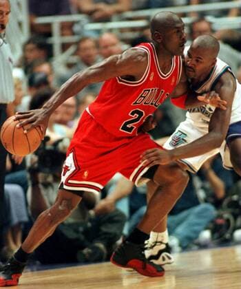 Michael Jordan (Chicago Bulls, li.) gegen Byron Russell (Utah Jazz) -  (UTA97060702) Basketball Herren NBA Finals 1996 1997, Playoff, Playoffs, Play Off, Offs, Finale, Endspiel, Finalserie Gruppe Salt Lake City Dynamik, Basketball Herren NBA Finals 1996 1997, Playoff, Playoffs, Play Off, Offs, Finale, Endspiel, Finalserie Gruppe Salt Lake City Dynamik,