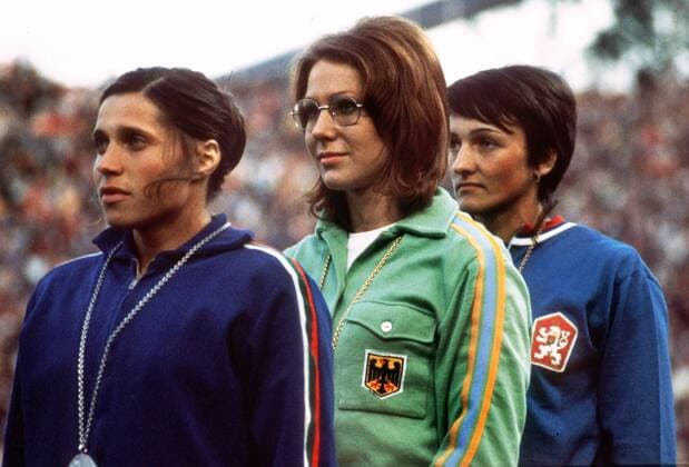 Siegerehrung Weitsprung bei den olympischen Sommerspielern 1972 in München: Heide Rosendahl (BR Deutschland, Mitte) gewinnt vor Diana Yorgova (Bulgarien, li.) und Eva Suranova (CSSR) Leichtathletik OS Sommer Damen Olympische Spiele 1972, Sommerspiele, Weitsprung, weit Gruppe o0 Siebziger Jahre Heidemarie Ecker München Leichtathletik OS Sommer Damen Olympische Spiele 1972, Sommerspiele, Weitsprung, weit Gruppe o0 Siebziger Jahre Heidemarie Ecker München