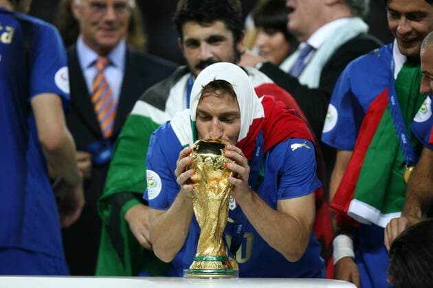 Italien ist Weltmeister 2006 - Francesco Totti küßt den Weltpokal - Fußball WM Herren WM 2006, Nationalmannschaft, Länderspiel, Finale, Endspiel, Nationaltrikot, Einzelbild Berlin Freude, Fußball WM Herren WM 2006, Nationalmannschaft, Länderspiel, Finale, Endspiel, Nationaltrikot, Einzelbild Berlin Freude,