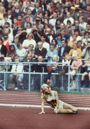 Ellen Tittel (BR Deutschland) kann völlig erschöpft das Finale über die 1500 Meter bei den olympischen Sommerspielen 1972 nicht vollenden Leichtathletik OS Sommer Damen Olympische Spiele 1972, Sommerspiele, 1500 m, 1500m, Meter, Mittelstrecke, Nationaltrikot Einzelbild Aufnahmedatum geschätzt Erschöpfung, Leichtathletik OS Sommer Damen Olympische Spiele 1972, Sommerspiele, 1500 m, 1500m, Meter, Mittelstrecke, Nationaltrikot Einzelbild Aufnahmedatum geschätzt Erschöpfung,