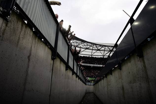 Sicherheitsgraben im Stadion de Kuip, Heimspielstätte von Feyenoord Rotterdam -  Fußball Herren Eredivisie 2007 2008, Ehrendivision, 1. Niederländische Holländische Liga, Feyenoord Rotterdam Totale de Kuip Rotterdam Fußball Herren Eredivisie 2007 2008, Ehrendivision, 1. Niederländische Holländische Liga, Feyenoord Rotterdam Totale de Kuip Rotterdam