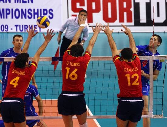 Bojan Janic (Serbien, re.) gegen Julian Garcia Torres (Mitte), Guillermo Falasca (2.v.re.) und Manuel Sevillano (alle Spanien) - Volleyball Herren Olympiaqualifikation 2008, Olympia Qualifikation, Nationalteam, Nationaltrikot Gruppe Izmir Dynamik, Volleyball Herren Olympiaqualifikation 2008, Olympia Qualifikation, Nationalteam, Nationaltrikot Gruppe Izmir Dynamik,