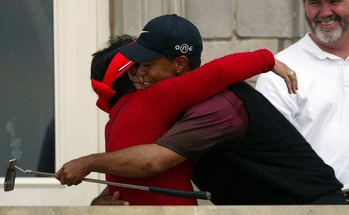 Eldrick Tiger Woods (USA) jubelt mit seiner Mutter Kultida über seinen Sieg bei den British Open 2005 -  (lon2005071715) Golf Herren The British Open Championship 2005, PGA European Tour Gruppe St. Andrews Freude, Golf Herren The British Open Championship 2005, PGA European Tour Gruppe St. Andrews Freude,