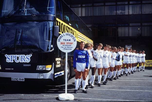 Spurs and Holsten Team Bus Stop - Mannschaftsbild neben dem Teambus, u.a. mit Torwart Ray Clemence (Tottenham Hotspurs, vorn) -  Fußball Herren English Football League First Division 1986 1987, One, 1. Englische Liga, Tottenham Hotspur Totale Aufmacher London Fußball Herren English Football League First Division 1986 1987, One, 1. Englische Liga, Tottenham Hotspur Totale Aufmacher London