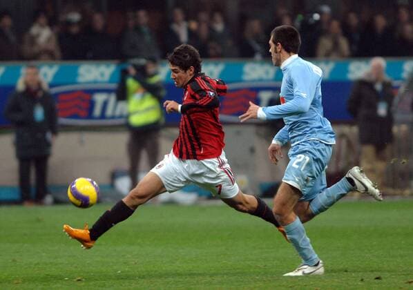 Alexandre Pato (AC Mailand, li.) gegen Maurizio Domizzi (Neapel) - Fußball Herren Serie A 2007 2008, 1. Italienische Liga, AC Mailand - SSC Napoli 5:2, Milan Gruppe Mailand Dynamik, Fußball Herren Serie A 2007 2008, 1. Italienische Liga, AC Mailand - SSC Napoli 5:2, Milan Gruppe Mailand Dynamik,