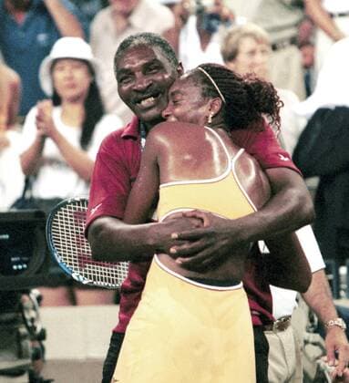 Siegerin Venus Williams wird von Vater und Trainer Richard umarmt (beide USA) -  (NYP2000090947) Tennis Damen US Open 2000, Grand Slam, WTA Tour Gruppe Flushing Meadow New York, N Y, NY Glück, Harmonie, Freude, Tennis Damen US Open 2000, Grand Slam, WTA Tour Gruppe Flushing Meadow New York, N Y, NY Glück, Harmonie, Freude,