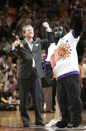 Teambesitzer Robert Sarver jubelt mit Maskottchen Gorilla (beide Phoenix Suns) über dessen Wahl in die Hall of Fame -  (pho2005110104) Basketball Herren NBA 2005 2006, Phoenix Suns Gruppe Phoenix Freude, Basketball Herren NBA 2005 2006, Phoenix Suns Gruppe Phoenix Freude,