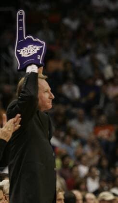 Teambesitzer Robert Sarver (Phoenix Suns) jubelt mit einem Fanhandschuh -  (pho2005110107) Basketball Herren NBA 2005 2006, Phoenix Suns Einzelbild Phoenix Freude, Basketball Herren NBA 2005 2006, Phoenix Suns Einzelbild Phoenix Freude,