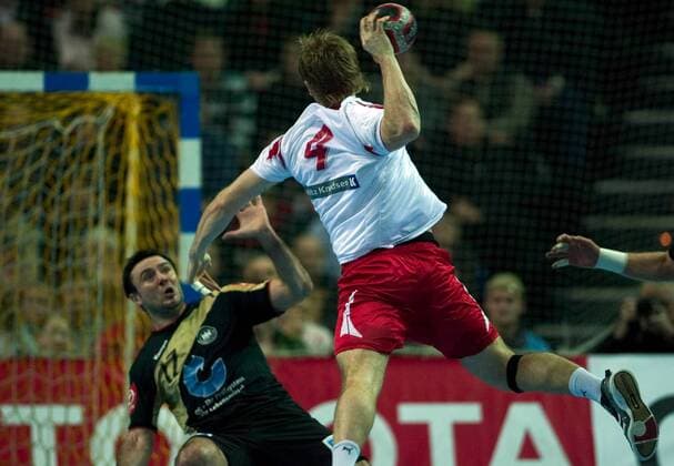 Michael Knudsen (Dänemark, re.) gegen Andrej Klimovets (Deutschland) Handball Länderspiel Herren Freundschaftsspiel 2008, Testspiel, Test, Nationalteam, Nationaltrikot, Deutschland - Dänemark 34:24 Gruppe Kiel Dynamik, Handball Länderspiel Herren Freundschaftsspiel 2008, Testspiel, Test, Nationalteam, Nationaltrikot, Deutschland - Dänemark 34:24 Gruppe Kiel Dynamik,