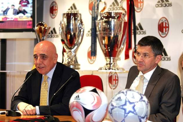 Vizepräsident Adriano Galliani (AC Mailand, li.) und Vorstandsvorsitzender Herbert Hainer (Adidas Salomon AG Deutschland) verlängern ihre erfolgreiche Zusammenarbeit mit einem neuen Ausrüstervertrag - Fußball Herren Serie A 2007 2008, 1. Italienische Liga, Milan, Wirtschaft, Vertrag, Verlängerung, Gruppe Präsentation, Vorsitzender Mailand, Fußball Herren Serie A 2007 2008, 1. Italienische Liga, Milan, Wirtschaft, Vertrag, Verlängerung, Gruppe Präsentation, Vorsitzender Mailand,