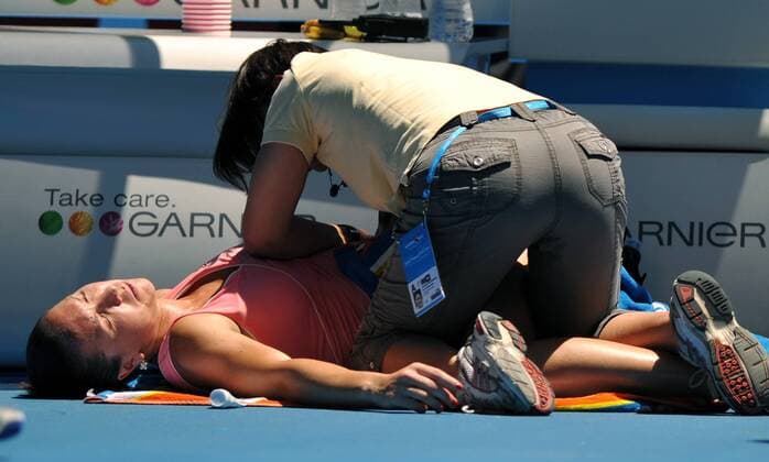 Jelena Jankovic (Serbien) lässt sich während einer Verletzungspause massieren -  Tennis Damen Australian Open 2008, Grand Slam, WTA Tour Gruppe Melbourne Komik, Tennis Damen Australian Open 2008, Grand Slam, WTA Tour Gruppe Melbourne Komik,