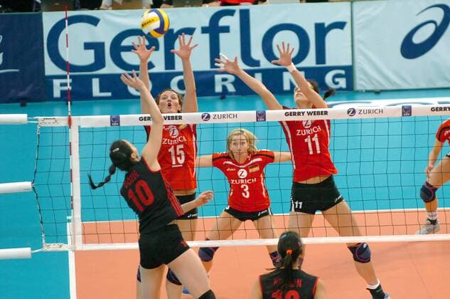 Kirdar Gözde (Türkei, li.) gegen Angelina Grün (2.v.li.), Tanja Hart (3.v.li.) und Christiane Fürst (alle Deutschland) Volleyball Länderspiel Damen Olympiaqualifikation 2008, Olympia Qualifikation, Nationalmannschaft, Deutschland - Türkei 3:0 Gruppe Halle Westfalen Dynamik, Volleyball Länderspiel Damen Olympiaqualifikation 2008, Olympia Qualifikation, Nationalmannschaft, Deutschland - Türkei 3:0 Gruppe Halle Westfalen Dynamik,