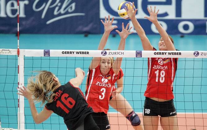 Seda Tokatlioglu (Türkei, li.) gegen Tanja Hart (li.) und Corina Ssuschke (beide Deutschland) Volleyball Länderspiel Damen Olympiaqualifikation 2008, Olympia Qualifikation, Nationalmannschaft, , Deutschland - Türkei 3:0 Gruppe Halle Westfalen Dynamik, Volleyball Länderspiel Damen Olympiaqualifikation 2008, Olympia Qualifikation, Nationalmannschaft, , Deutschland - Türkei 3:0 Gruppe Halle Westfalen Dynamik,
