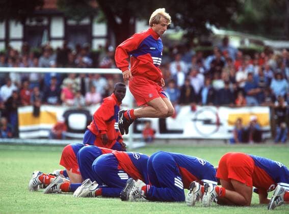 Jürgen Klinsmann (Bayern) - Sprungtraining Fußball 1. BL Herren Saison 1995 1996, FC Bayern München, Training Gruppe München Fußball 1. BL Herren Saison 1995 1996, FC Bayern München, Training Gruppe München