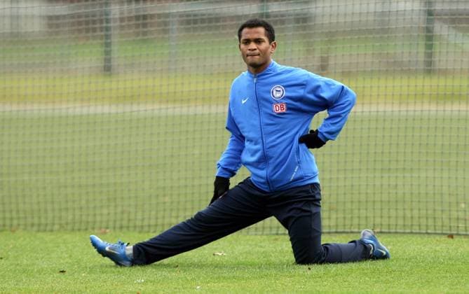 Raffael (Hertha) dehnt sich Fußball 1. BL Herren Saison 2007 2008, Hertha BSC Berlin, Training Einzelbild Berlin Fußball 1. BL Herren Saison 2007 2008, Hertha BSC Berlin, Training Einzelbild Berlin