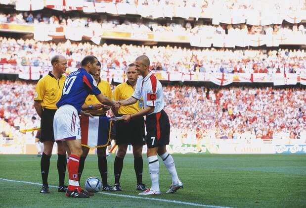 Zinedine Zidane (Frankreich, li.) und David Beckham (England) tauschen die Wimpel beobachtet vom Schiedsrichtergespann um Dr. Markus Merk (Deutschland, Mitte) -  (2004101519120017) Fußball EM Herren Euro 2004, Länderspiel, Nationalteam, Nationaltrikot, Gruppe B, Frankreich - England 2:1 Gruppe Lissabon Fußball EM Herren Euro 2004, Länderspiel, Nationalteam, Nationaltrikot, Gruppe B, Frankreich - England 2:1 Gruppe Lissabon