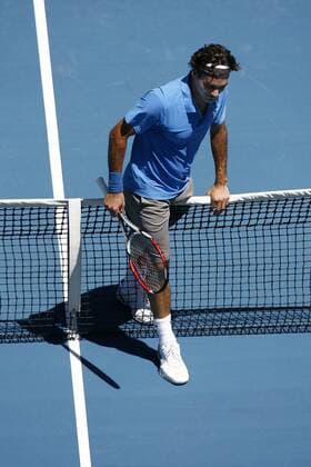Roger Federer (Schweiz) steigt übers Netz Tennis Herren Australian Open 2008, Grand Slam, ATP Tour Einzelbild Melbourne Tennis Herren Australian Open 2008, Grand Slam, ATP Tour Einzelbild Melbourne
