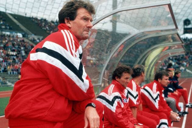 Trainer Egon Coordes (HSV, li.) skeptisch Fußball 1. BL Herren Saison 1992 1993, Hamburger SV, Hamburg, Vdia Einzelbild Aufnahmedatum geschätzt München Fußball 1. BL Herren Saison 1992 1993, Hamburger SV, Hamburg, Vdia Einzelbild Aufnahmedatum geschätzt München