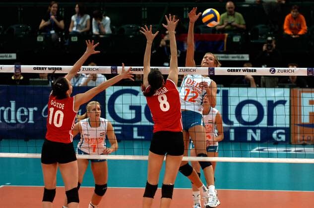 Manon Flier (Niederlande, re.) gegen Toksoy Bahar (Mitte) und Kirdar Gözde (beide Türkei) Volleyball Länderspiel Damen Olympiaqualifikation 2008, Olympia Qualifikation, Nationalteam, Nationaltrikot, Türkei - Neiderlande Gruppe Halle Westfalen Volleyball Länderspiel Damen Olympiaqualifikation 2008, Olympia Qualifikation, Nationalteam, Nationaltrikot, Türkei - Neiderlande Gruppe Halle Westfalen