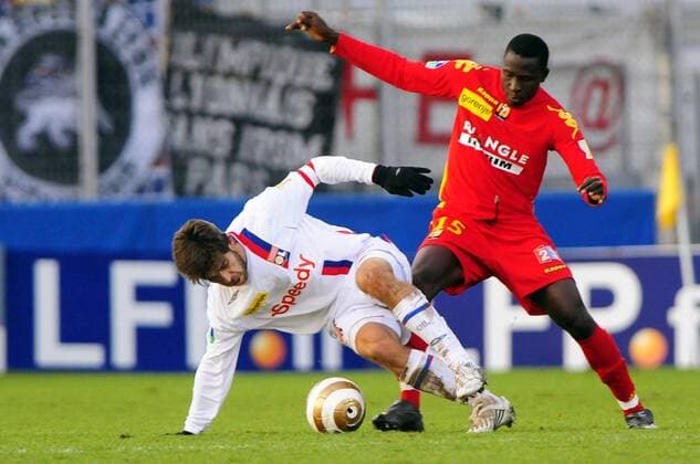 Alphousseyni Keita (Le Mans, re.) gegen Juninho Pernambucano (Lyon) - (pan24008) Fußball Herren Coupe de la Ligue 2007 2008, Französischer Pokal, Ligapokal, Pokalspiel Gruppe Le Mans Dynamik, Kampf, Fußball Herren Coupe de la Ligue 2007 2008, Französischer Pokal, Ligapokal, Pokalspiel Gruppe Le Mans Dynamik, Kampf,