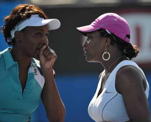 Venus Williams (li.) und Serena Williams (beide USA) im Gespräch -  Tennis Damen Australian Open 2008, Grand Slam, WTA Tour Gruppe Melbourne Tennis Damen Australian Open 2008, Grand Slam, WTA Tour Gruppe Melbourne