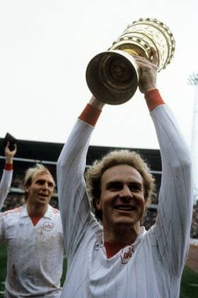 Pokalsieger Karl Heinz Rummenigge (re.), jubelt im Trikot von Nürnberg mit der Trophäe, dahinter Dieter Hoeneß (beide Bayern) Fußball Herren DEUTSCHSPRACHIGE SPORTZEITSCHRIFTEN UND -ZEITUNGEN NUR NACH RÜCKSPRACHE, DFB Pokal 1981 1982 Gruppe Ehrenrunde, Trikottausch, Tausch, tauschen Frankfurt M., Aufmacher Glück, Freude, Fußball Herren DEUTSCHSPRACHIGE SPORTZEITSCHRIFTEN UND -ZEITUNGEN NUR NACH RÜCKSPRACHE, DFB Pokal 1981 1982 Gruppe Ehrenrunde, Trikottausch, Tausch, tauschen Frankfurt M., Aufmacher Glück, Freude,