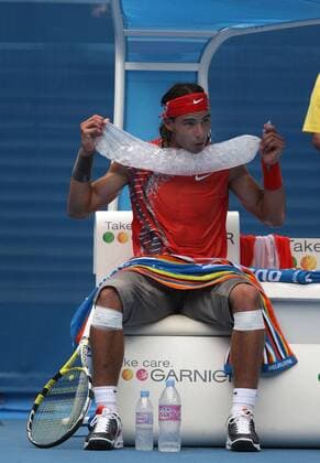 Rafael Nadal (Spanien) kühlt sich ab Tennis Herren Australian Open 2008, Grand Slam, ATP Tour Einzelbild Melbourne Erschöpfung, Tennis Herren Australian Open 2008, Grand Slam, ATP Tour Einzelbild Melbourne Erschöpfung,