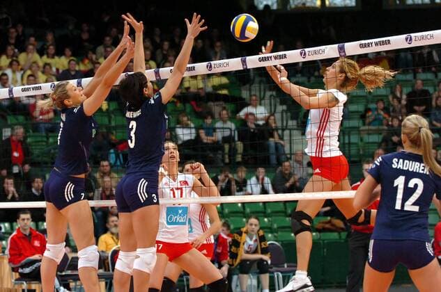 Duygu Bal (Türkei, 2.v.re.) gegen Malgorzata Glinka Mogentale (li.) und Eleonora Dziekiewicz (beide Polen) Volleyball Länderspiel Damen Olympiaqualifikation 2008, Olympia Qualifikation, Nationalteam, Nationaltrikot, Vdig Gruppe Halle Westfalen Volleyball Länderspiel Damen Olympiaqualifikation 2008, Olympia Qualifikation, Nationalteam, Nationaltrikot, Vdig Gruppe Halle Westfalen