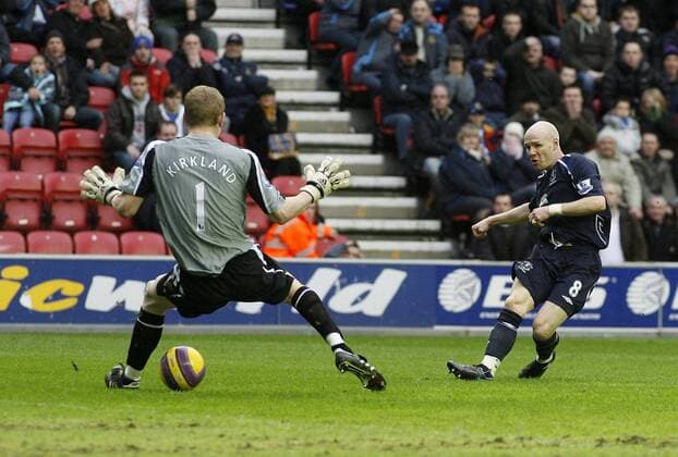 Andy Johnson (Everton, re.) erzielt das 0:1 gegen Torwart Chris Kirkland (Wigan) -  Fußball Herren English Premier League 2007 2008, 1. Englische Liga, Wigan Athletic - Everton FC Gruppe Wigan Dynamik, Fußball Herren English Premier League 2007 2008, 1. Englische Liga, Wigan Athletic - Everton FC Gruppe Wigan Dynamik,