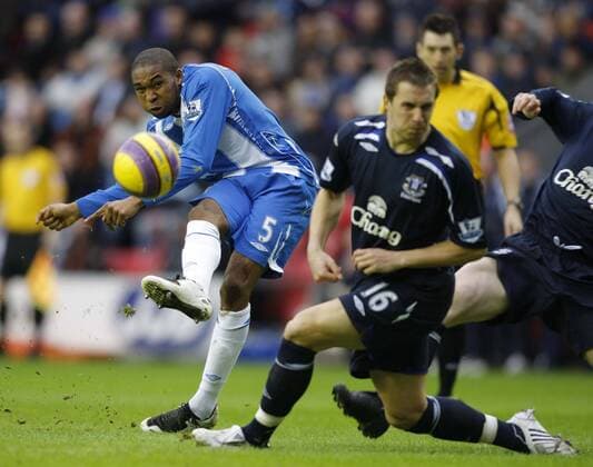 Wilson Palacios (Wigan, li.) gegen Phil Jagielka (Everton) - EDITORIAL USE ONLY. No use with unauthorised audio, video, data, fixture lists, club league logos or live services. Online in-match use limited to 120 images, no video emulation. No use in betting, games or single club league player publications. Fußball Herren English Premier League 2007 2008, 1. Englische Liga, Wigan Athletic - Everton FC 1:2 Gruppe Wigan Dynamik, Kampf, Fußball Herren English Premier League 2007 2008, 1. Englische Liga, Wigan Athletic - Everton FC 1:2 Gruppe Wigan Dynamik, Kampf,