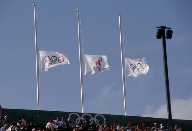 Nach dem Attentat bei den Olympischen Spielen in Atlanta 1996 wehen die Fahnen auf Halbmast Leichtathletik OS Sommer Herren Olympische Sommerspiele Atlanta 1996, Spiele, , Totale Atlanta Leichtathletik OS Sommer Herren Olympische Sommerspiele Atlanta 1996, Spiele, , Totale Atlanta