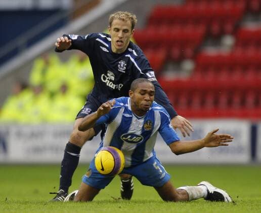 Wilson Palacios (Wigan, vorn) gegen Phil Neville (Everton) - EDITORIAL USE ONLY. No use with unauthorised audio, video, data, fixture lists, club league logos or live services. Online in-match use limited to 120 images, no video emulation. No use in betting, games or single club league player publications. Fußball Herren English Premier League 2007 2008, 1. Englische Liga, Wigan Athletic - FC Everton 1:2 Gruppe Wigan Dynamik, Fußball Herren English Premier League 2007 2008, 1. Englische Liga, Wigan Athletic - FC Everton 1:2 Gruppe Wigan Dynamik,