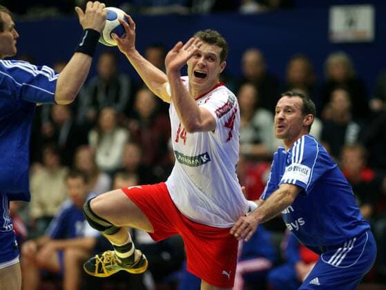 Michael Knudsen (Dänemark, Mitte) im Zweikampf -  Handball Länderspiel Herren EM 2008, Gruppe B, Nationalmannschaft, Nationaltrikot Gruppe Drammen Dynamik, Handball Länderspiel Herren EM 2008, Gruppe B, Nationalmannschaft, Nationaltrikot Gruppe Drammen Dynamik,