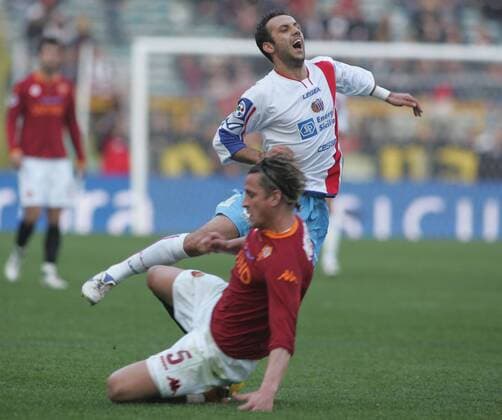 Giuseppe Mascara (Catania, hi.) gegen Philippe Mexes (AS Rom) -  Fußball Herren Serie A 2007 2008, 1. Italienische Liga, Roma - Calcio Catania 2:0 Gruppe Rom Dynamik, Kampf, Fußball Herren Serie A 2007 2008, 1. Italienische Liga, Roma - Calcio Catania 2:0 Gruppe Rom Dynamik, Kampf,