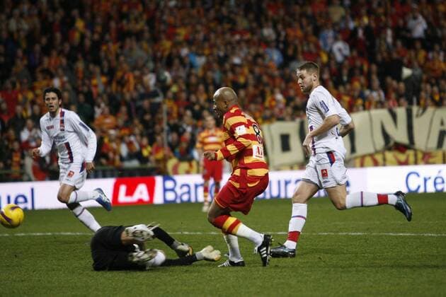 Toifilou Maoulida (Lens, Mitte) trifft gegen Torwart Gregory Coupet (li.) und Mathieu Bodmer (beide Lyon) zum 1:0 - (pan220516) Fußball Herren Ligue 1 2007 2008, 1. Französische Liga, Racing Club de Lens - Olympique Lyonnais 3:0, RC, OL Gruppe Lens Dynamik, Fußball Herren Ligue 1 2007 2008, 1. Französische Liga, Racing Club de Lens - Olympique Lyonnais 3:0, RC, OL Gruppe Lens Dynamik,