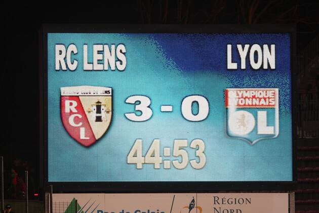 Anzeigetafel zeigt den Zwischenstand in der Partie zwischen Lens und Lyon mit 3:0 an -  Fußball Herren Ligue 1 2007 2008, 1. Französische Liga, Racing Club de Lens - Olympique Lyonnais 3:0, OL; RC Einzelbild Lens Fußball Herren Ligue 1 2007 2008, 1. Französische Liga, Racing Club de Lens - Olympique Lyonnais 3:0, OL; RC Einzelbild Lens