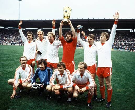 Siegerfoto Bayern, hi.v.li.: Kurt Niedermayer, Dieter Hoeneß, Karl Heinz Rummenigge, Paul Breitner mit der Trophäe, Wolfgang Dremmler, Klaus Augenthaler, vorn: Hans Weiner, Torwart Manfred Müller, Udo Horsmann, Bernd Dürnberger Fußball Herren DEUTSCHSPRACHIGE SPORTZEITSCHRIFTEN UND -ZEITUNGEN NUR NACH RÜCKSPRACHE, DFB Pokal 1981 1982 Totale Frankfurt M. Freude, Begeisterung, Fußball Herren DEUTSCHSPRACHIGE SPORTZEITSCHRIFTEN UND -ZEITUNGEN NUR NACH RÜCKSPRACHE, DFB Pokal 1981 1982 Totale Frankfurt M. Freude, Begeisterung,