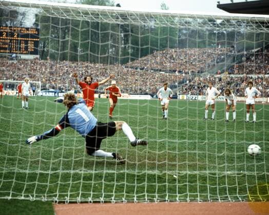 Paul Breitner (Bayern, 3.v.li.) trifft per Elfmeter gegen Torwart Rudi Kargus (Nürnberg) zum 3:2 Fußball Herren DEUTSCHSPRACHIGE SPORTZEITSCHRIFTEN UND -ZEITUNGEN NUR NACH RÜCKSPRACHE, DFB Pokal 1981 1982 Gruppe Frankfurt M. Freude, Begeisterung, Fußball Herren DEUTSCHSPRACHIGE SPORTZEITSCHRIFTEN UND -ZEITUNGEN NUR NACH RÜCKSPRACHE, DFB Pokal 1981 1982 Gruppe Frankfurt M. Freude, Begeisterung,