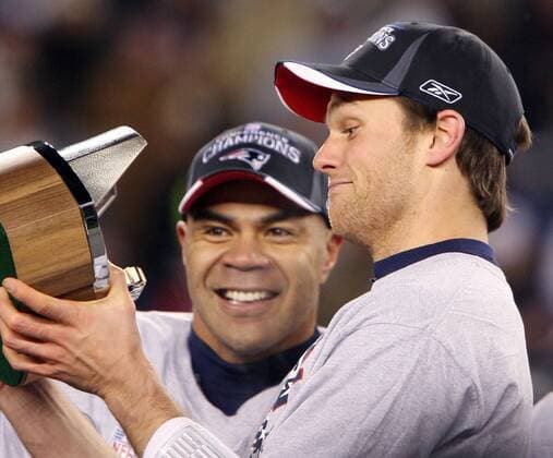 Tom Brady (re.) und Junior Seau (beide New England Patriots) mit der Lamar Hunt Trophy für den Gewinn der AFC Conference 2007 2008 -  (bos20080120119) American Football Herren NFL Conference Championships 2007 2008, AFC, Championship, Playoffs Playoff Play Offs Off Halbfinale Gruppe Foxboro American Football Herren NFL Conference Championships 2007 2008, AFC, Championship, Playoffs Playoff Play Offs Off Halbfinale Gruppe Foxboro