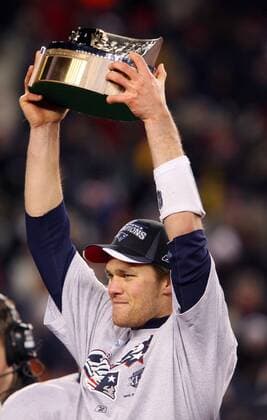 Tom Brady (New England Patriots) präsentiert stolz die Lamar Hunt Trophy für den Gewinn der AFC Conference 2007 2008 -  (bos20080120120) American Football Herren NFL Conference Championships 2007 2008, AFC, Championship, Playoffs Playoff Play Offs Off Halbfinale Einzelbild Foxboro American Football Herren NFL Conference Championships 2007 2008, AFC, Championship, Playoffs Playoff Play Offs Off Halbfinale Einzelbild Foxboro