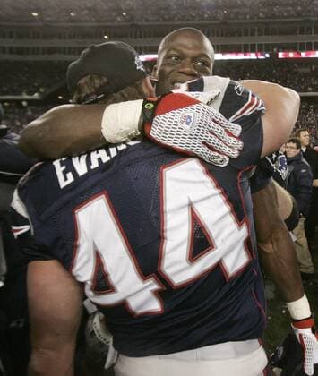 Benjamin Watson (hi.) und Heath Evans (beide New England Patriots) jubeln über den Gewinn der AFC Conference 2007 2008 -  (bos20080120007) American Football Herren NFL Conference Championships 2007 2008, AFC, Championship, Playoffs Playoff Play Offs Off Halbfinale Gruppe Foxboro Freude, American Football Herren NFL Conference Championships 2007 2008, AFC, Championship, Playoffs Playoff Play Offs Off Halbfinale Gruppe Foxboro Freude,