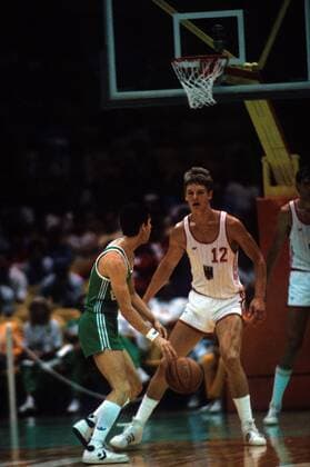EuroBasket 2022, Historie, Die besten Spieler Europas Detlef Schrempf (BR Deutschland, re.) im Duell Basketball OS Sommer Herren Olympische Spiele 1984, Sommerspiele, Länderspiel, Nationalmannschaft, Nationaltrikot, Vdia Gruppe Los Angeles Basketball OS Sommer Herren Olympische Spiele 1984, Sommerspiele, Länderspiel, Nationalmannschaft, Nationaltrikot, Vdia Gruppe Los Angeles