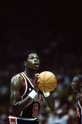 Patrick Ewing (USA) am Ball Basketball OS Sommer Herren Olympische Spiele 1984, Sommerspiele, Länderspiel, Nationalmannschaft, Nationaltrikot, Vdia Einzelbild Los Angeles Konzentration, Basketball OS Sommer Herren Olympische Spiele 1984, Sommerspiele, Länderspiel, Nationalmannschaft, Nationaltrikot, Vdia Einzelbild Los Angeles Konzentration,