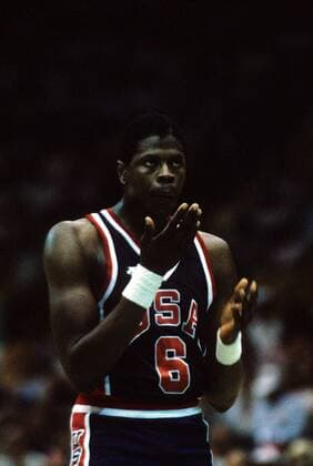 Patrick Ewing (USA) befeuchtet seine Hände Basketball OS Sommer Herren Olympische Spiele 1984, Sommerspiele, Länderspiel, Nationalmannschaft, Nationaltrikot, Vdia Einzelbild Los Angeles Basketball OS Sommer Herren Olympische Spiele 1984, Sommerspiele, Länderspiel, Nationalmannschaft, Nationaltrikot, Vdia Einzelbild Los Angeles
