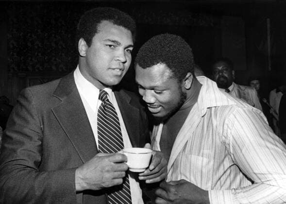 Muhammad Ali (li.) und Joe Frazier (beide USA) im Gespräch -  (ARK1979051807) Boxen Herren Boxsport 1979, Profiboxen, Schwergewicht Gruppe Atlantic City Boxen Herren Boxsport 1979, Profiboxen, Schwergewicht Gruppe Atlantic City